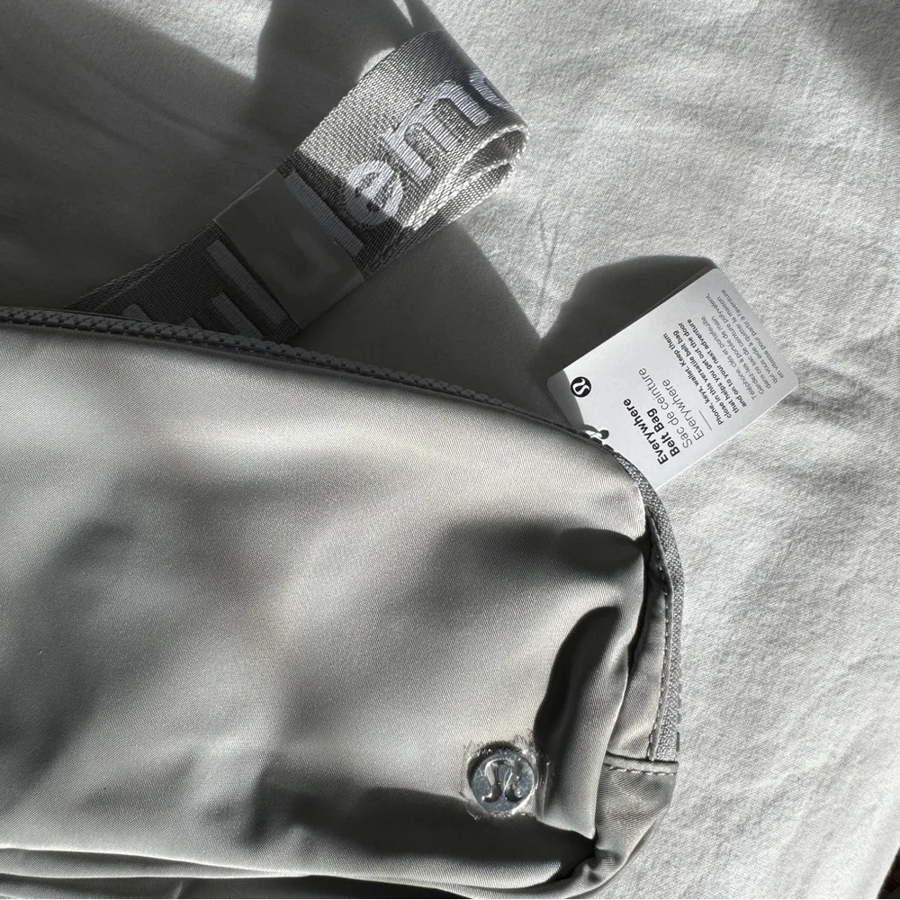 🆕 Lululemon Everywhere Belt Bag - Silver Drop
